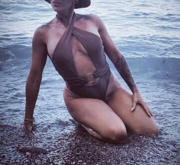 Public Photo of DamaRossa77